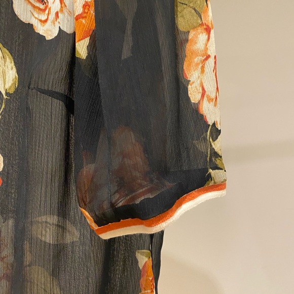 A.N.D ea wy floral sheer blouse. Size medium - Picture 6 of 9